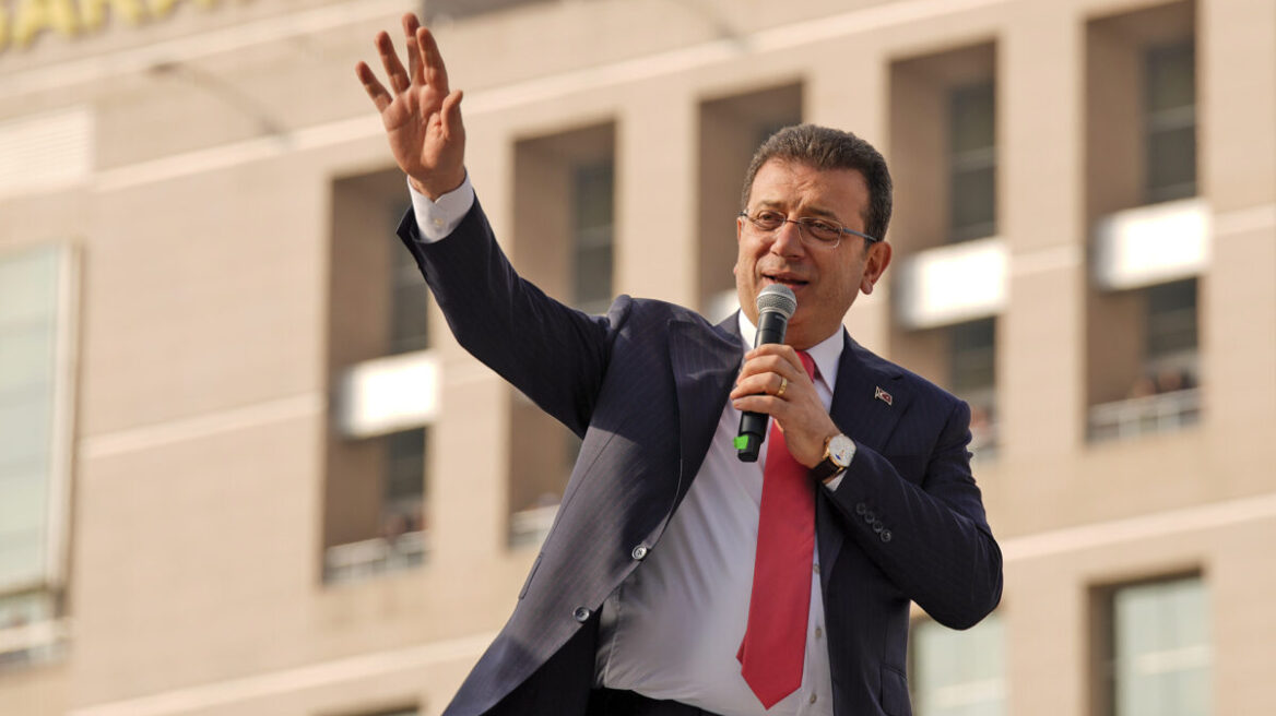 Καθαιρέθηκε από δήμαρχος Κωνσταντινούπολης ο Ιμάμογλου μετά την προφυλάκισή του για διαφθορά